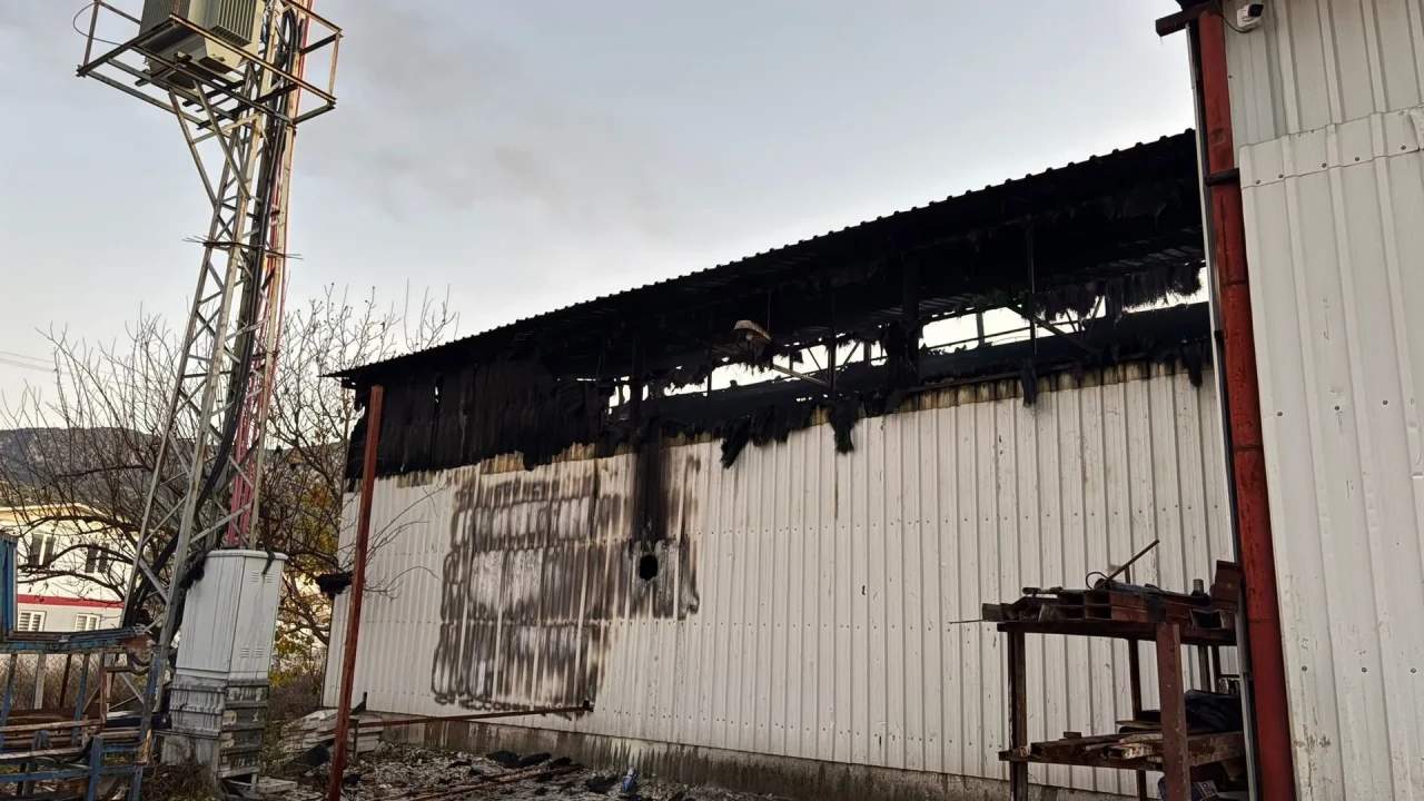 Burdur'da mermer fabrikasındaki yangın itfaiye ekipleri tarafından söndürüldü