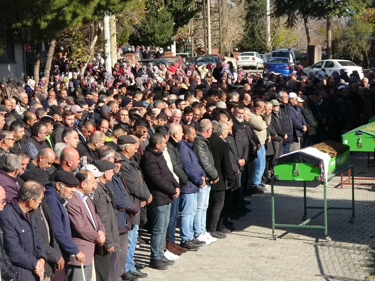 Uşak'ta trafik kazasında hayatını kaybeden Dulay çifti Ahmetler köyünde defnedildi