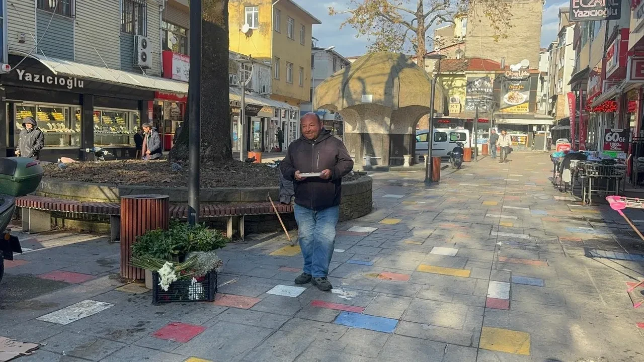 Zonguldak'ta engelli köpeğe 10 yıldır bebek gibi bakan ayakkabı boyacısı