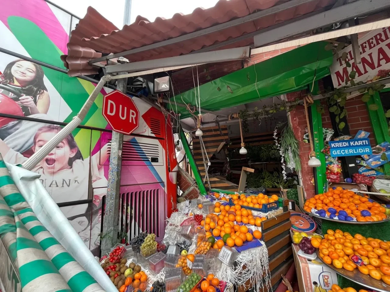 Bursa'da imdat freni boşalan öğrenci otobüsü manava daldı