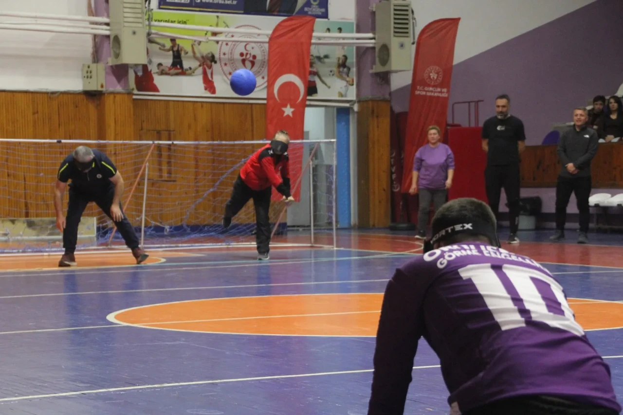 Ordu'da görme engelliler ile protokol arasında goalball farkındalık maçı oynandı