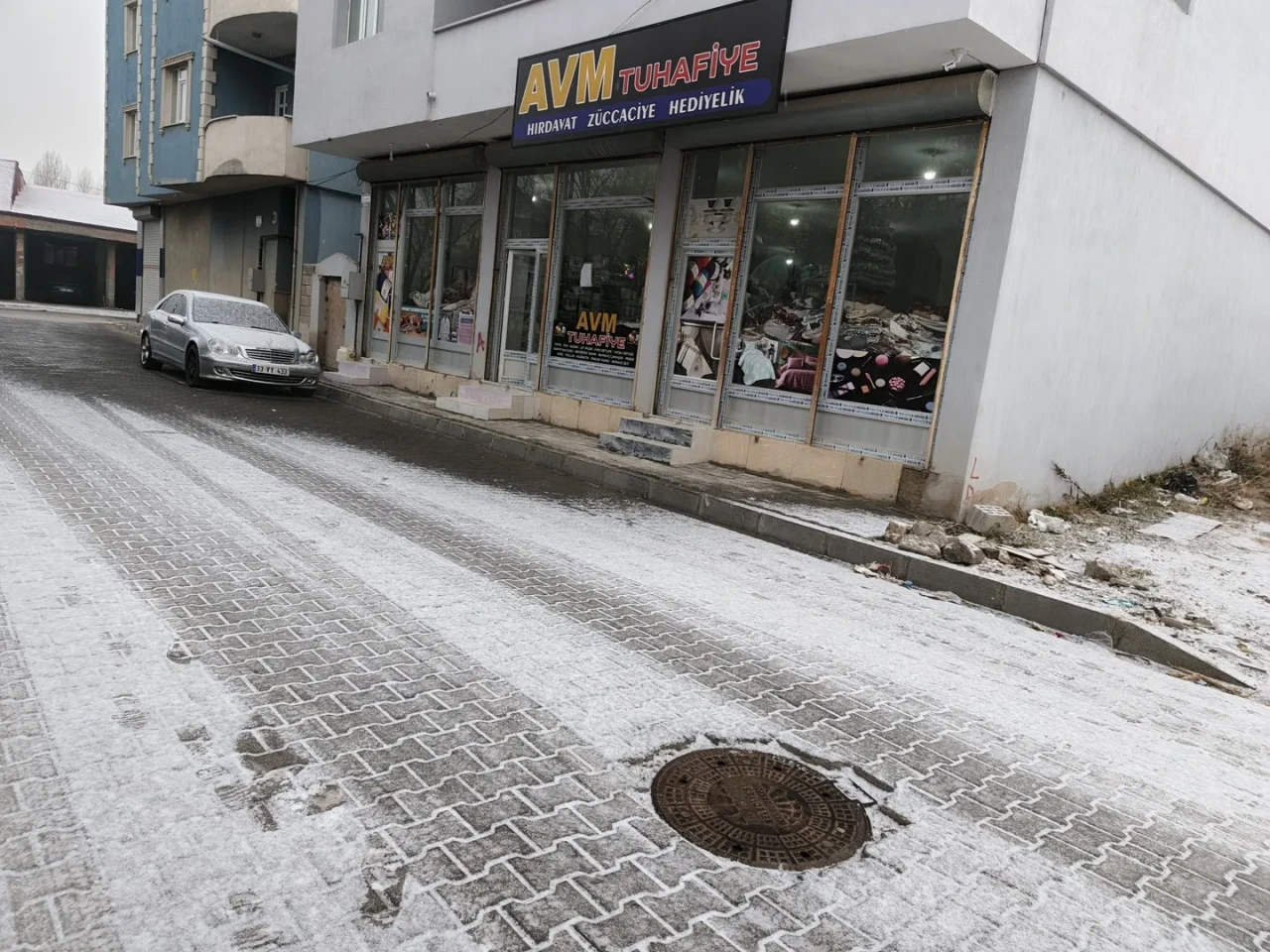 1. "Diyadin'e mevsimin ilk karı düştü" 2. "Ağrı'nın Diyadin ilçesinde kar sürprizi yaşandı"