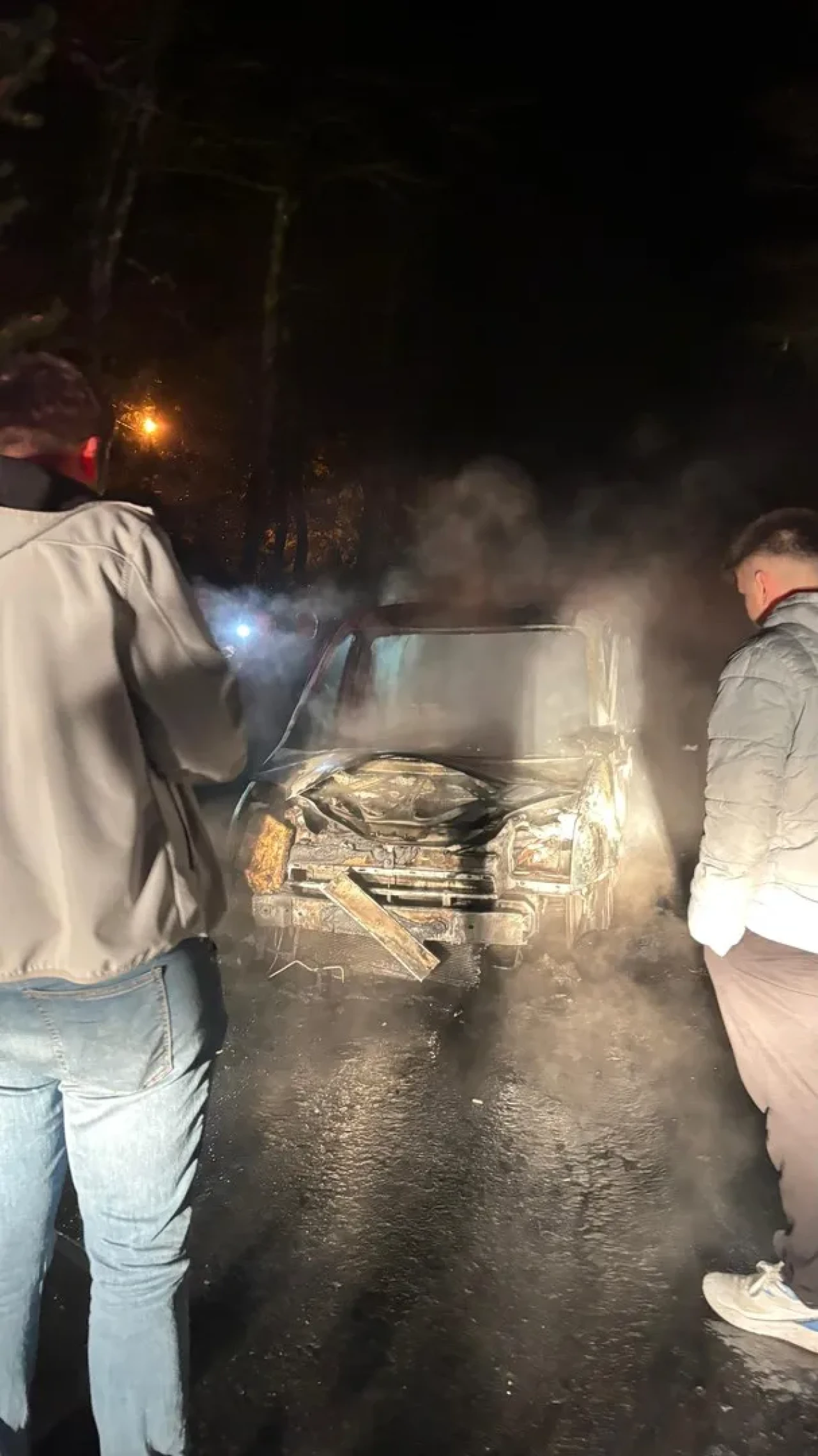 Karabük'te seyir halindeki hafif ticari araç alev alarak kullanılmaz hale geldi