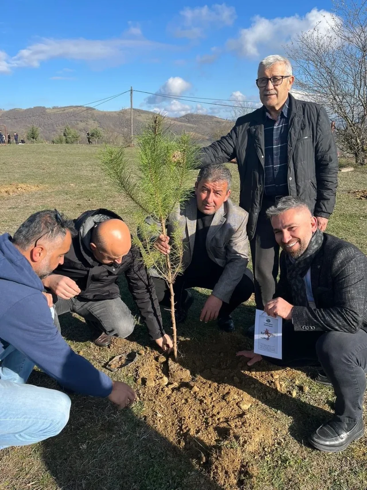 Kavak’ta okul bahçesi fidanlarla buluşturuldu, kitap yardımı sözü verildi