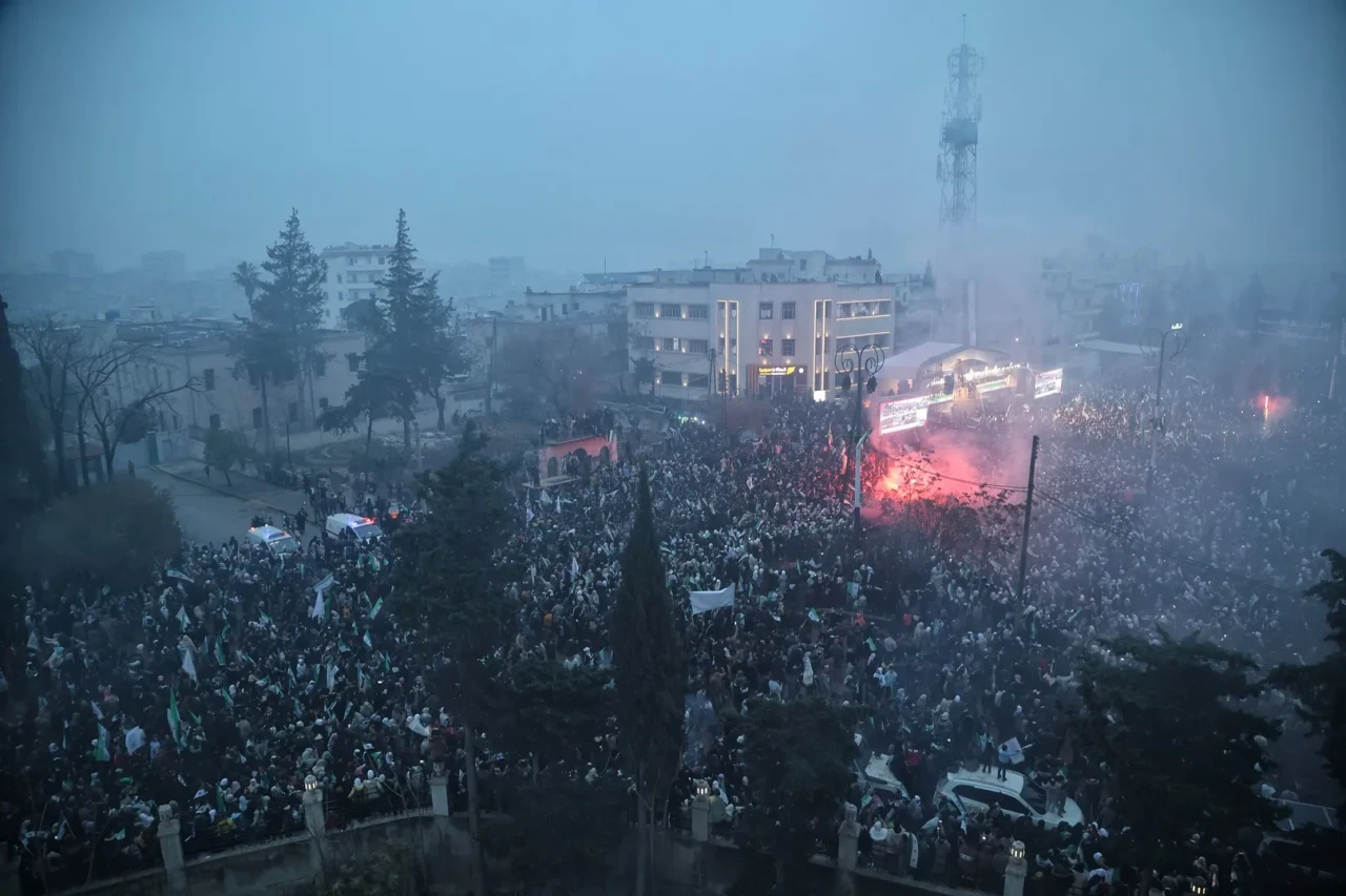 Suriyeliler Esad rejiminin devrilmesinin 1’inci yıl dönümünü Emevi Meydanı’nda kutladı