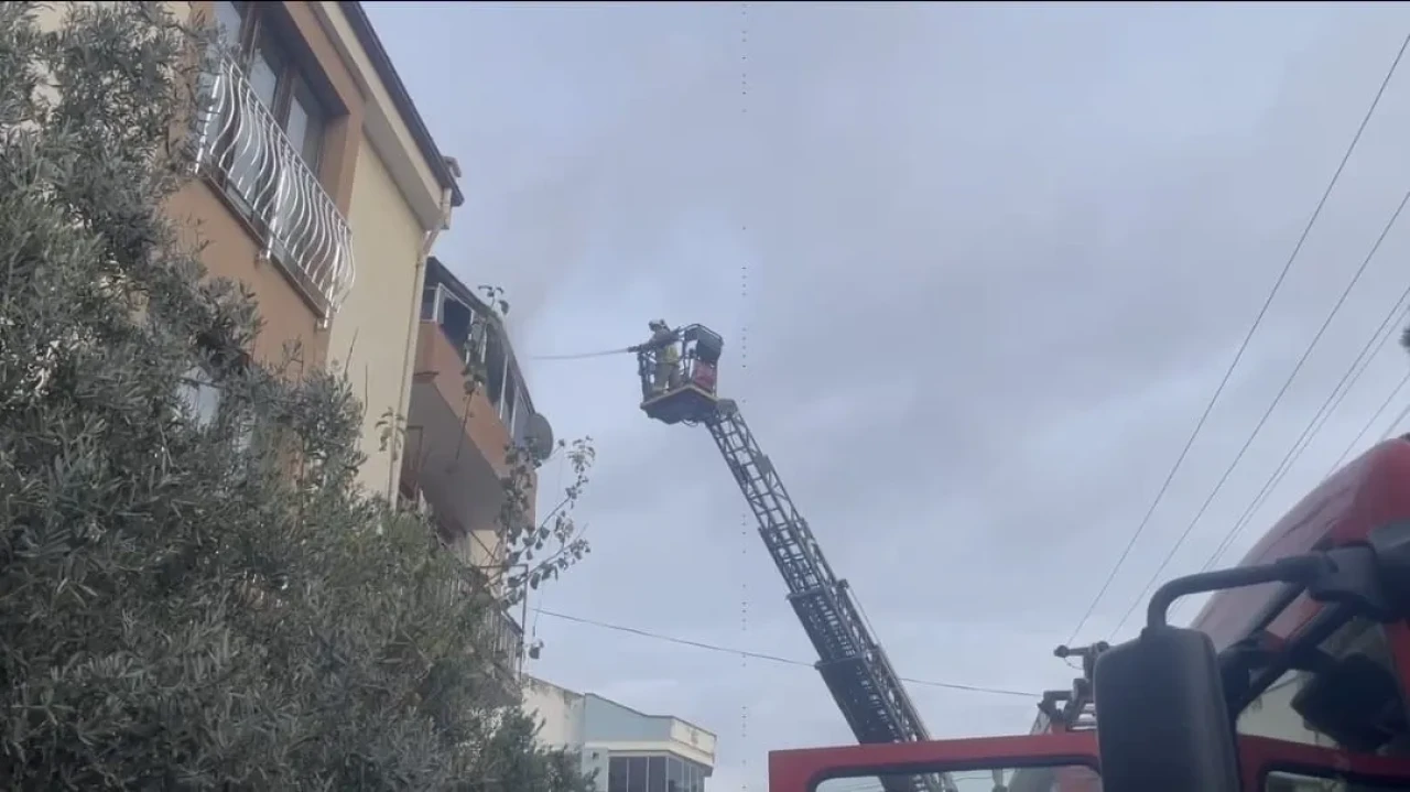 Balıkesir'de çatı yangını itfaiye ekiplerince söndürüldü