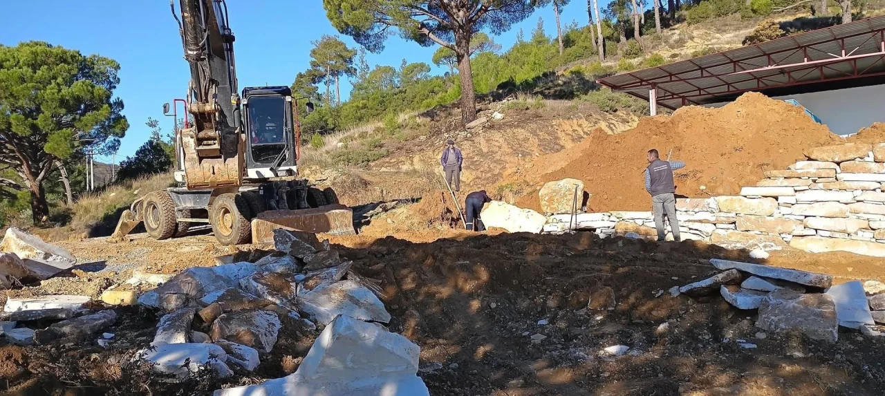 Bozdoğan Belediyesi Hışımlar Mahallesi'nde sosyal tesislerin yenileme çalışmalarını sürdürüyor