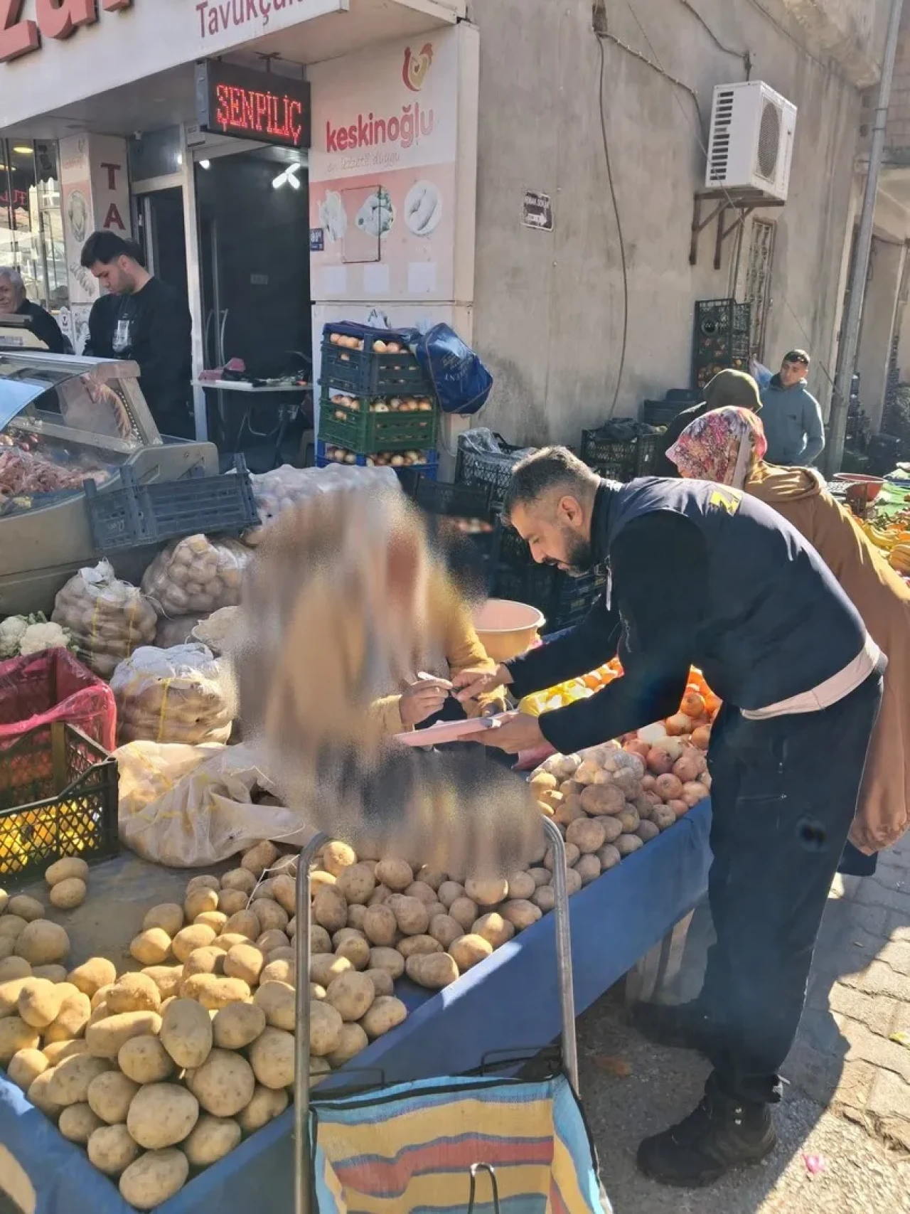 Germencik'te pazar yerini kirleten esnafa ceza kesildi