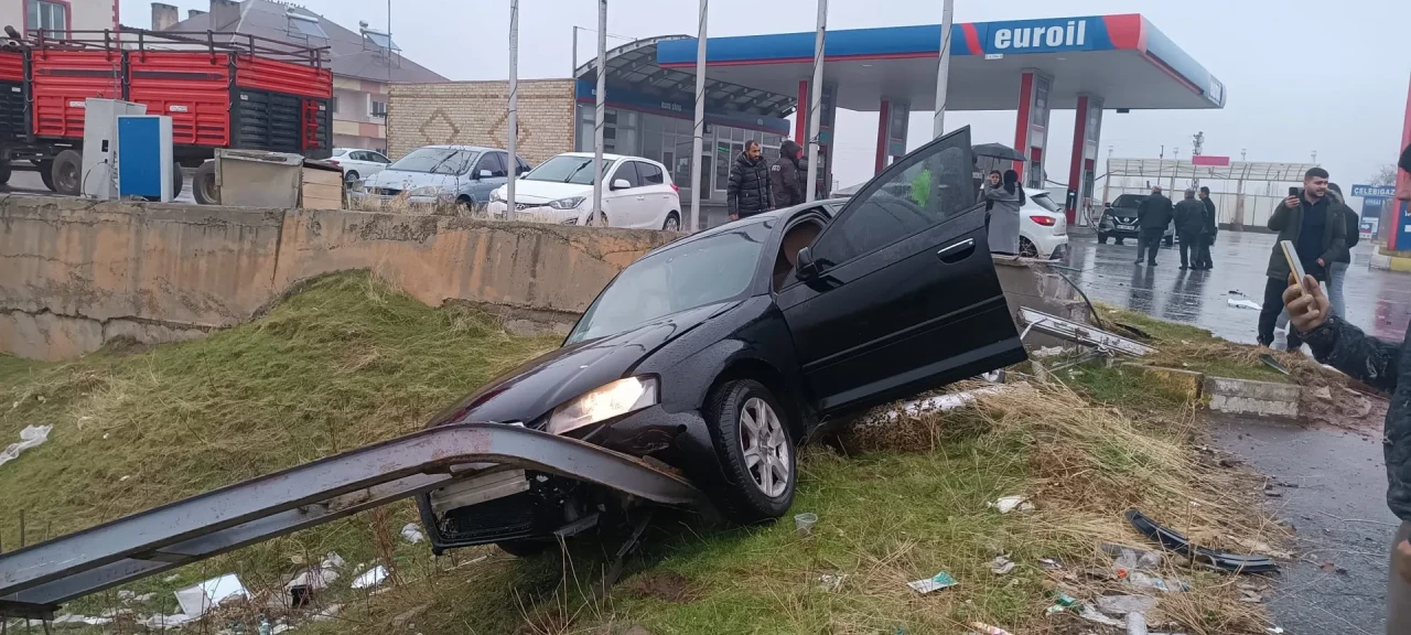 Muş-Bitlis kara yolunda 2 otomobilin çarpışması sonucu 3 kişi yaralandı