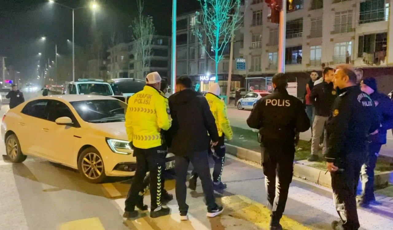 Aksaray'da alkollü sürücü emniyet müdürü yardımcısının aracına çarptı