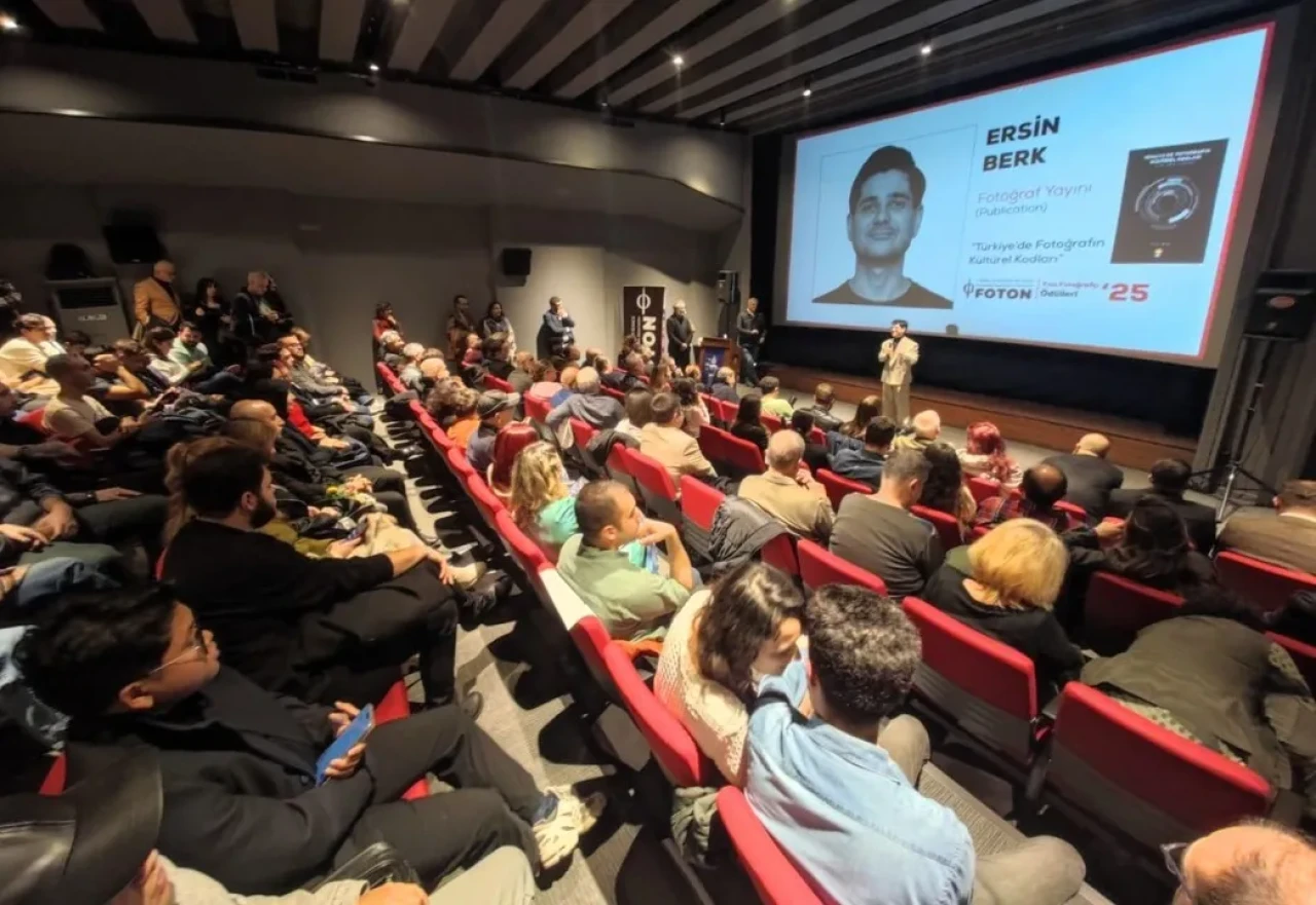 sakaryalı öğretim görevlisi Ersin Berk 'Yılın Fotoğraf Yayını' ödülünü aldı
