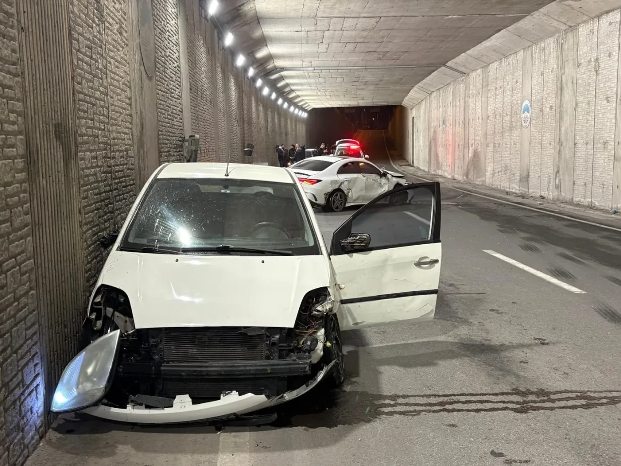 Kayseri'de alkollü sürücünün karıştığı kazada lüks otomobil pert oldu