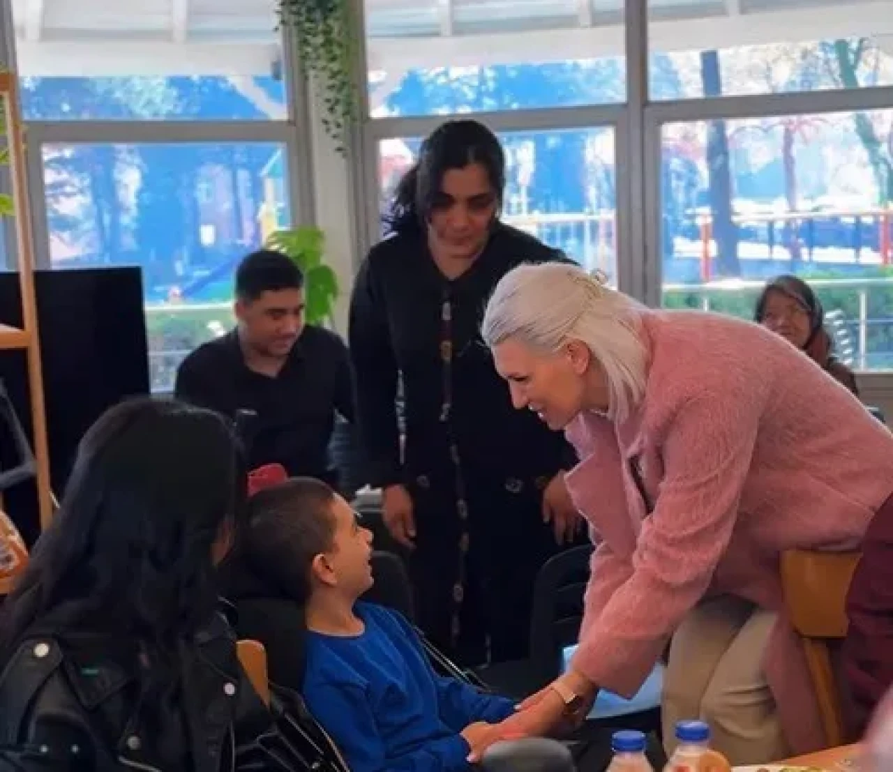 Bilecik Belediye Başkanı Subaşı +1 Mutluluk Kafe çalışanlarını ziyaret etti