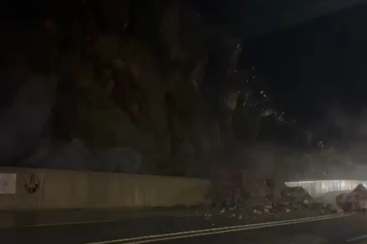 Hakkari-Van yolunda heyelan nedeniyle kısa süreli ulaşım kesintisi yaşandı