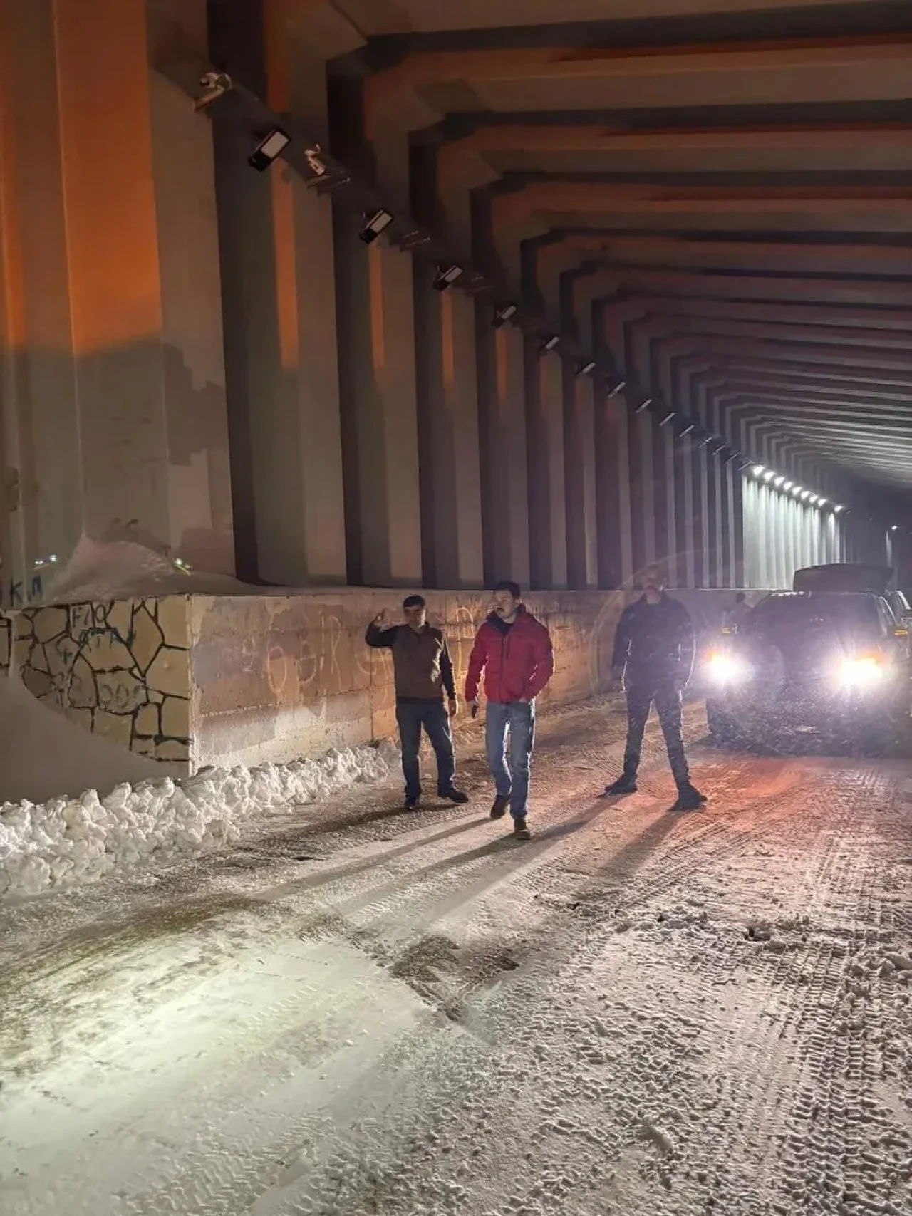 Van'da 3 bin rakımlı Karabet Geçidi'nde kar yağışı nedeniyle sürücüler zor anlar yaşadı