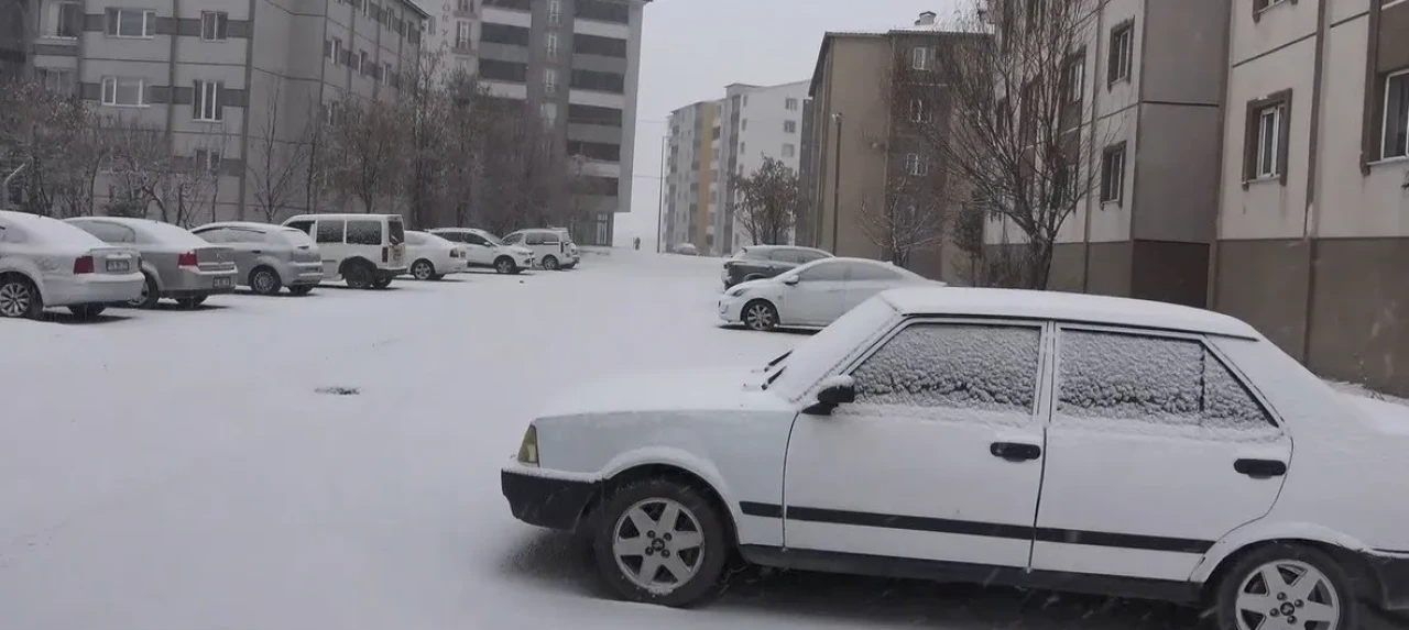 Bitlis'te kar yağışı kent merkezini beyaza bürüdü