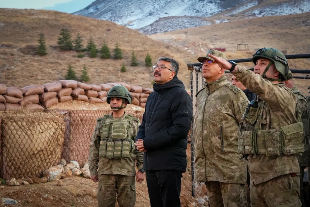 hakkari valisi ali çelik ve korgeneral zorlu topaloğlu aktütün karakolu'nu ziyaret etti