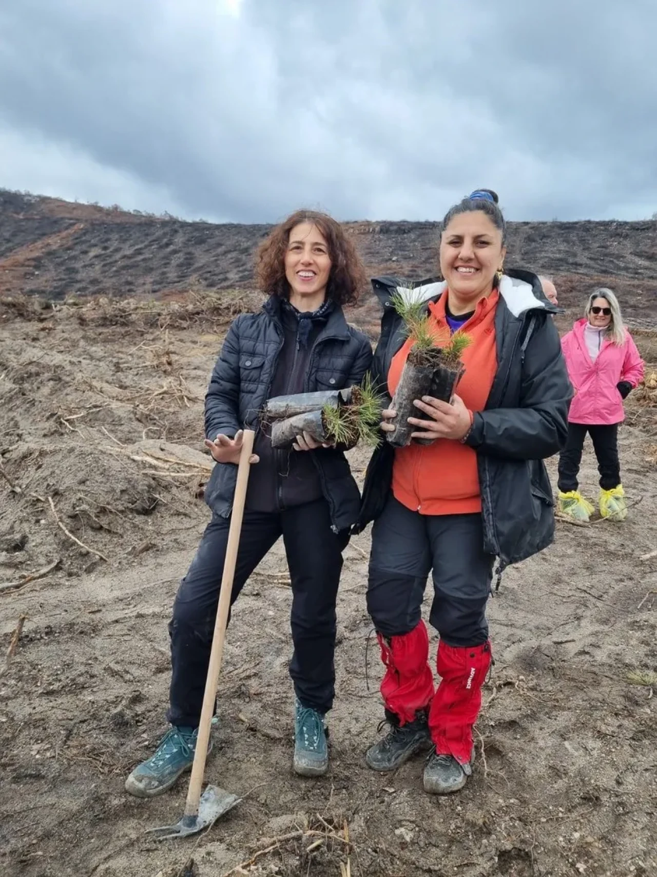 Eskişehir'de yangın bölgesinde 55 kişinin katıldığı doğa yürüyüşü ve fidan dikme etkinliği gerçekleştirildi