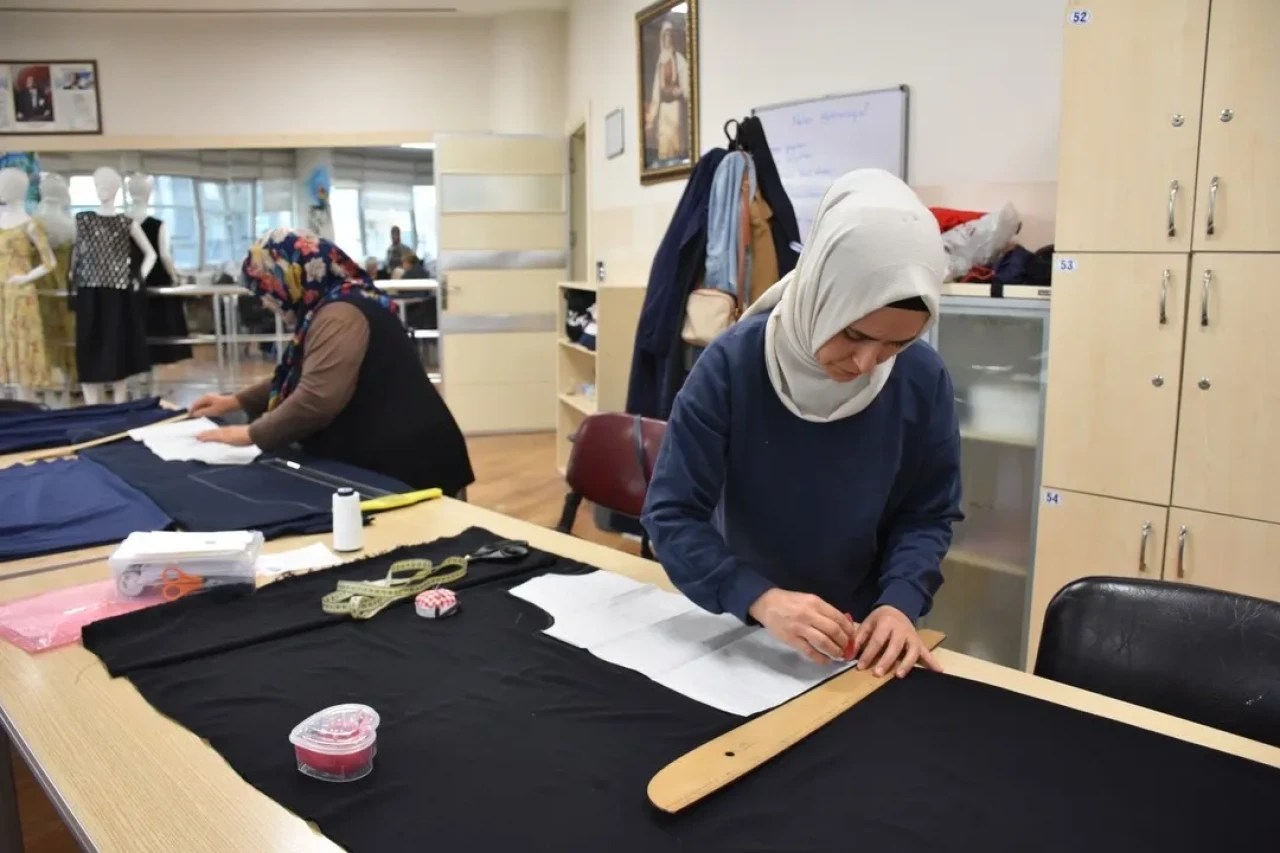 Gaziantep’te kadınlar lösemili çocuklar için oyuncak bebek ve elbise dikti