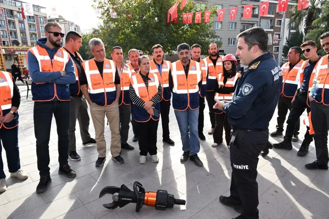 Manisa'da mahalle afet gönüllüleri projesi ile afetlere hazırlık eğitimleri başladı