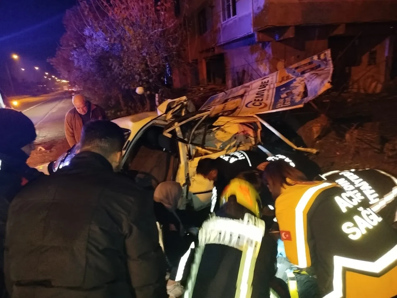 Aydın’da ağaca çarpan araçtan sürücü itfaiye ekipleri tarafından kurtarıldı