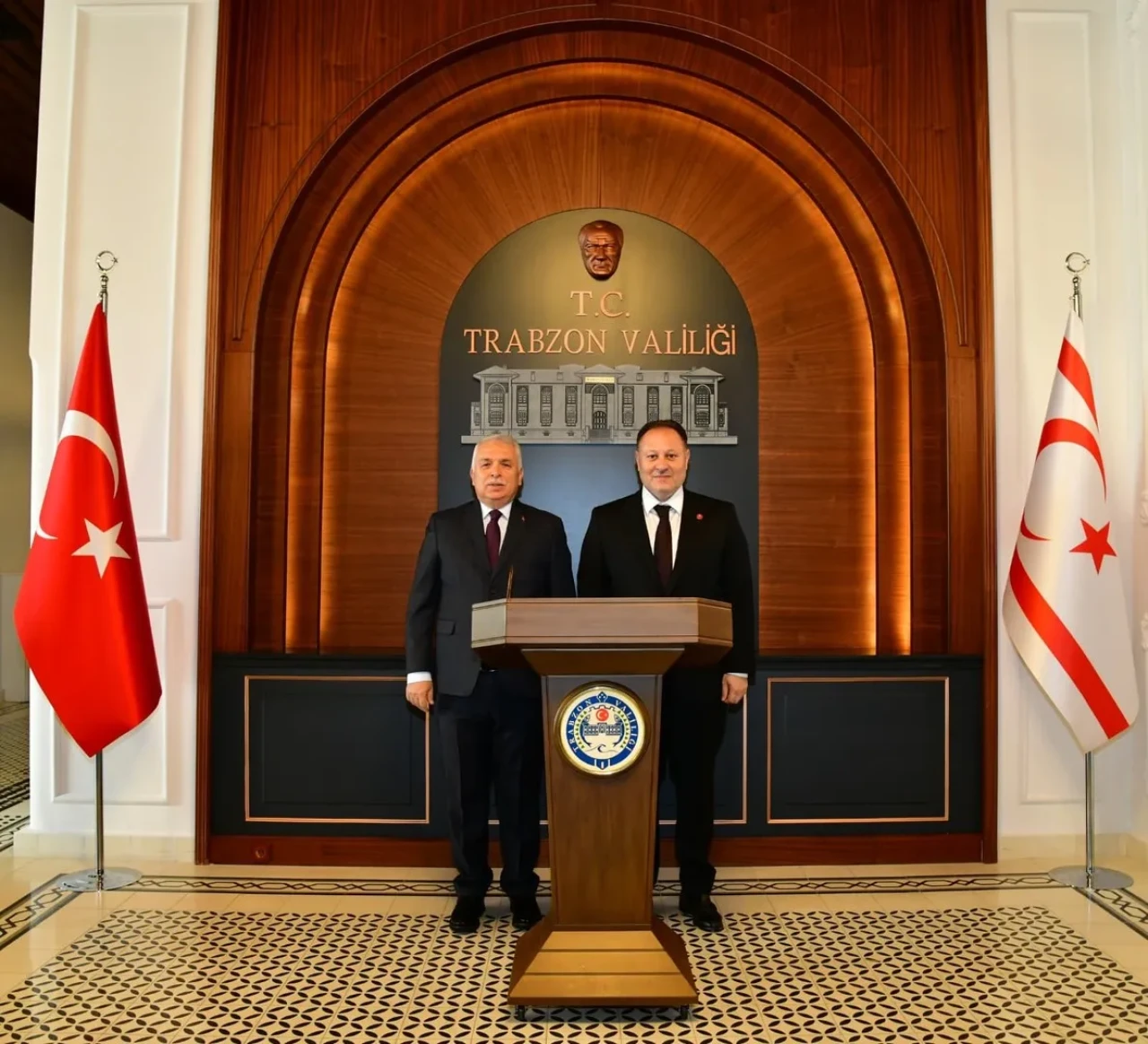 Trabzon'da KKTC Meclis Başkanı Ziya Öztürkler Vali Aziz Yıldırım'ı ziyaret etti