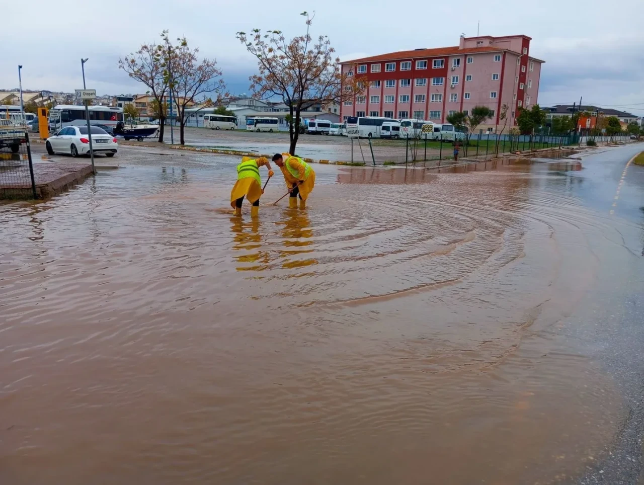 1. "Didim Belediyesi ekipleri yoğun yağış sonrası su birikintilerine anında müdahale etti" 2.