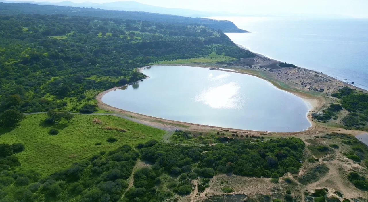 Çanakkale'deki pembe gölün güvenliği jandarma ekiplerince sağlanıyor