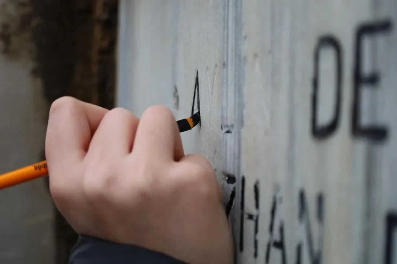 Yalova'da deprem anıtındaki isimler gençler tarafından yeniden düzenlendi