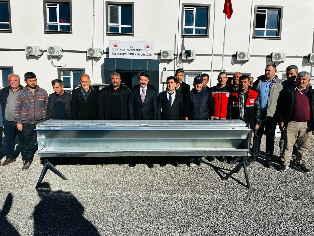 Adıyaman’ın Besni ilçesinde 84 yetiştiriciye otomatik yemlik dağıtıldı