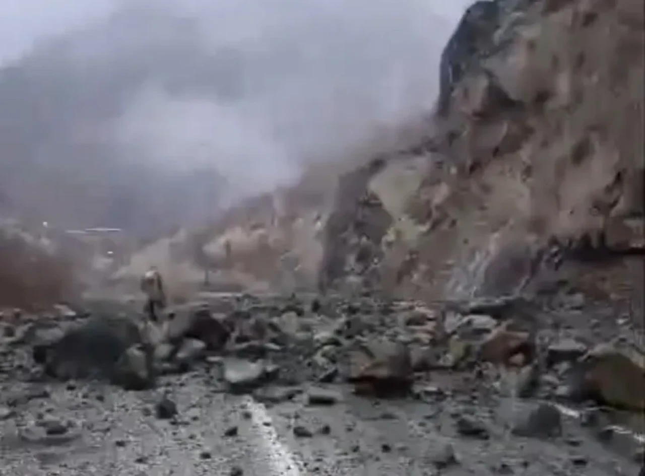 Hakkari'de heyelan nedeniyle kapanan yol kontrollü şekilde ulaşıma açıldı