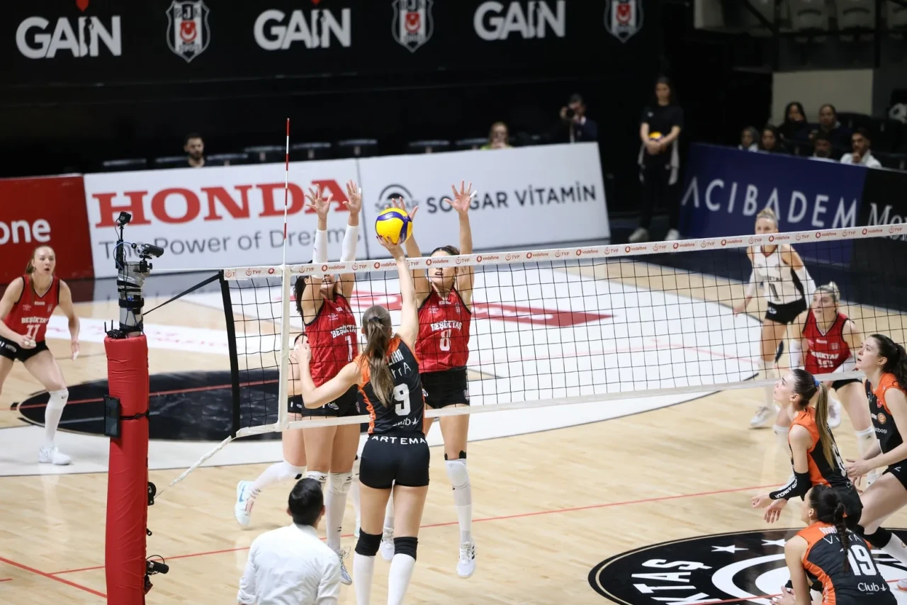 Eczacıbaşı Dynavit Beşiktaş’ı 5 set sonunda mağlup etti