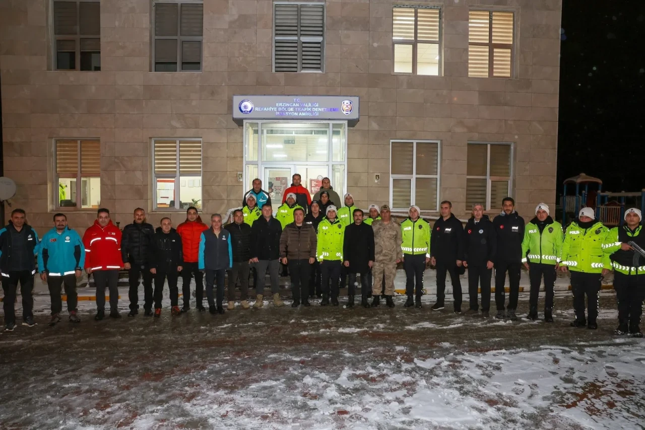 Erzincan Valisi kar temizleme çalışmalarını sahada takip etti