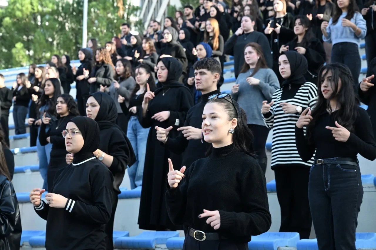 Manisa'da MCBÜ öğrencilerinden işaret diliyle "Karsu - Zaman" performansı