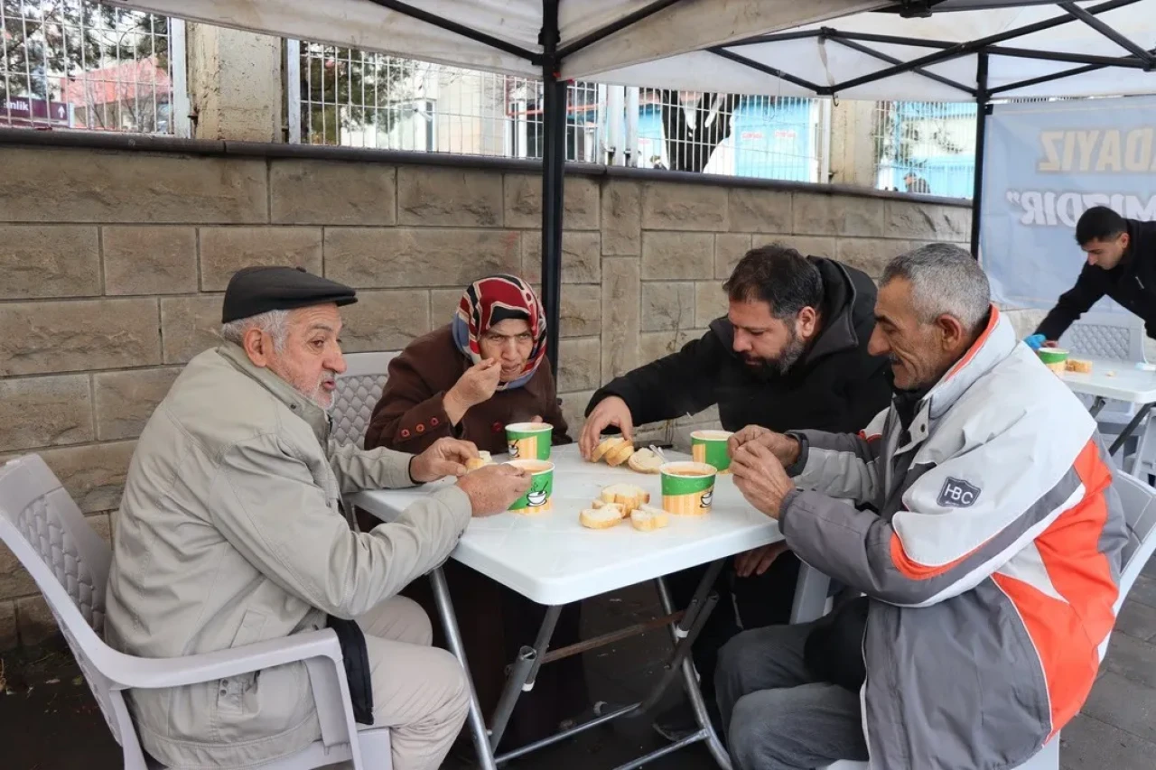 Oltu'da Belediyeden pazarcılara ücretsiz çorba ikramı