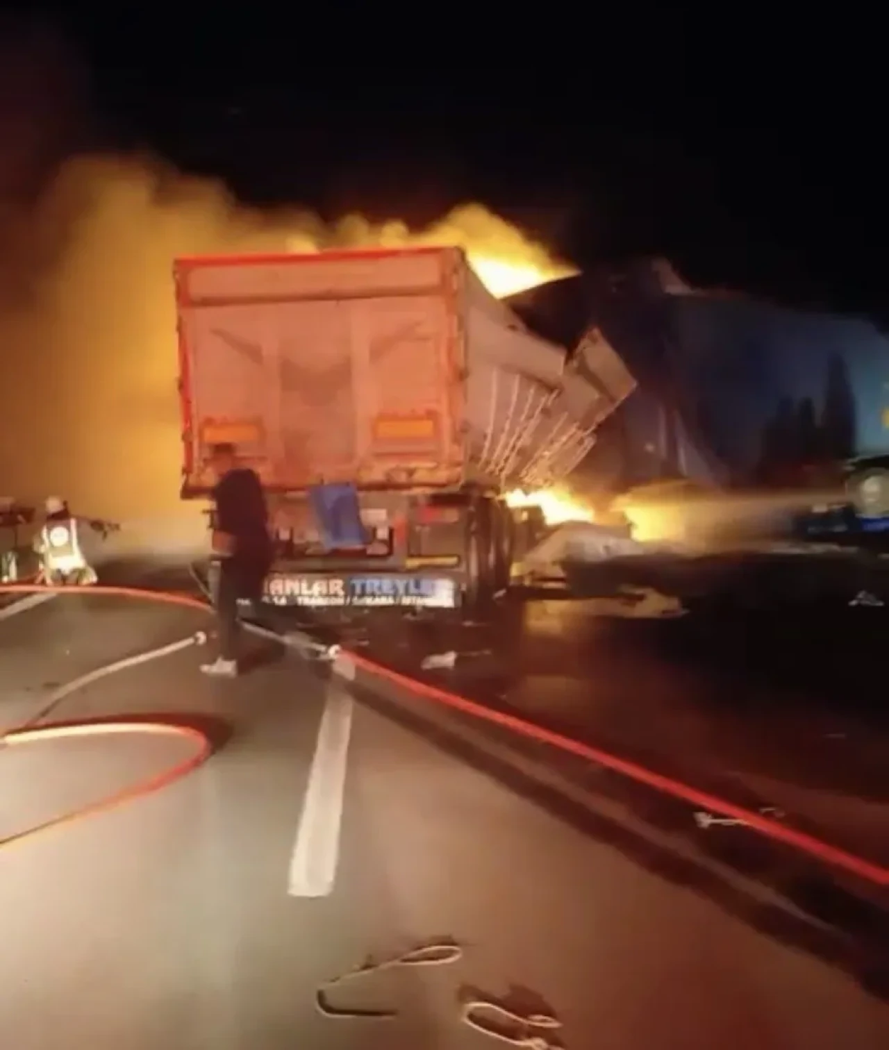 Manisa’da çarpışan tırların yol açtığı yangında iki kişi hafif yaralandı