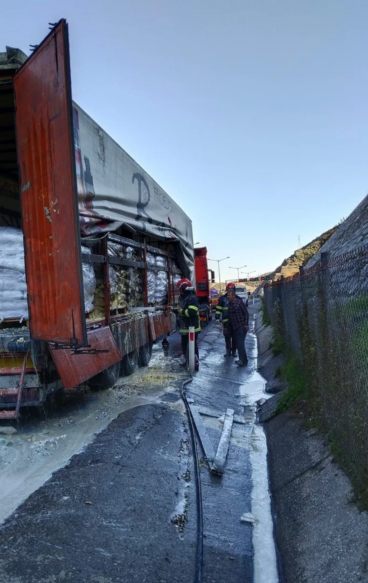 Osmaniye'de seyir halindeki tırda çıkan yangın itfaiye tarafından söndürüldü