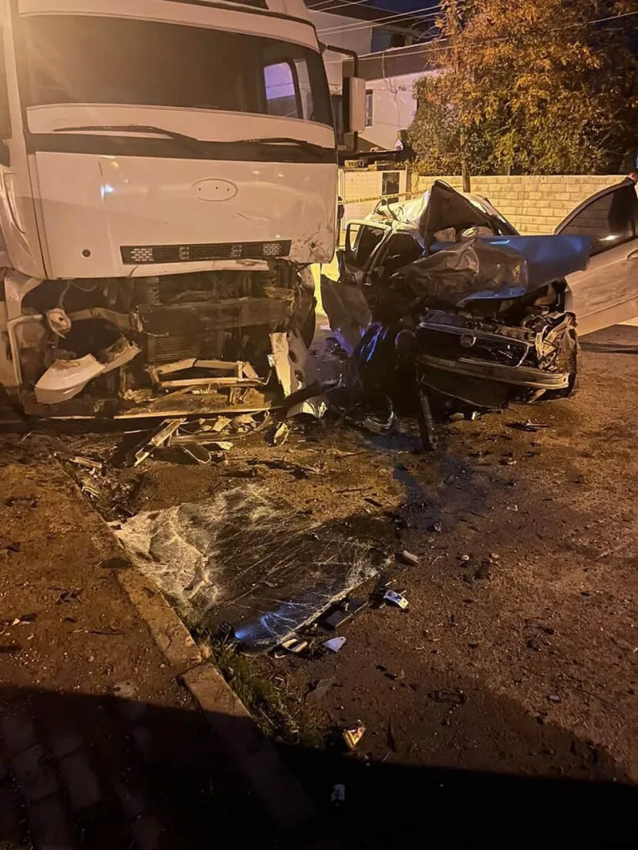 Gaziantep’te otomobil kamyona çarptı, 2 genç hayatını kaybetti