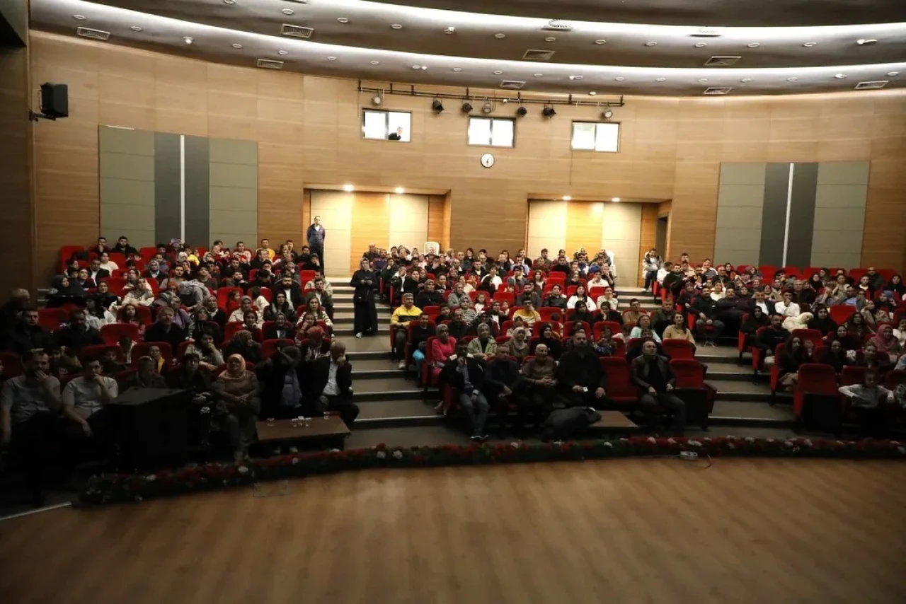 Melikgazi'den işitme engellilere sessiz film gösterimi