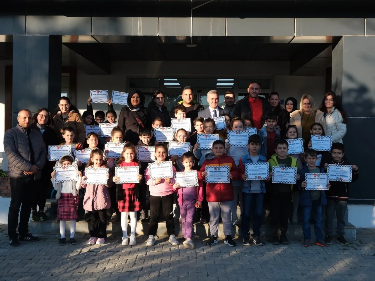 Buharkent'te Gençlik Merkezi'nde satranç kursunu tamamlayan öğrencilere katılım belgeleri verildi