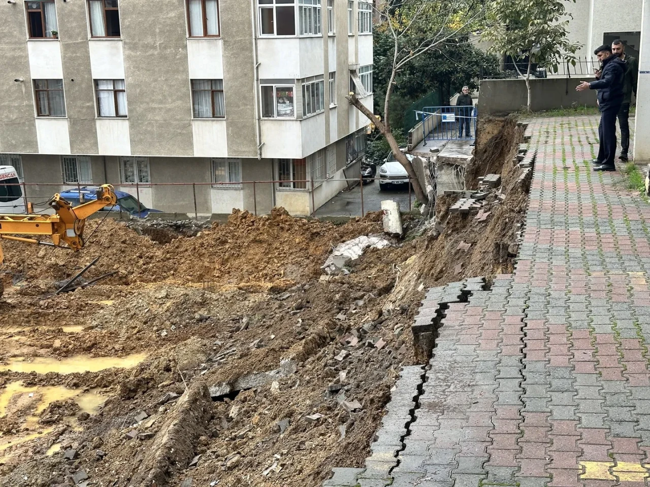 Kadıköy'de aşırı yağış sonrası istinat duvarı çöktü
