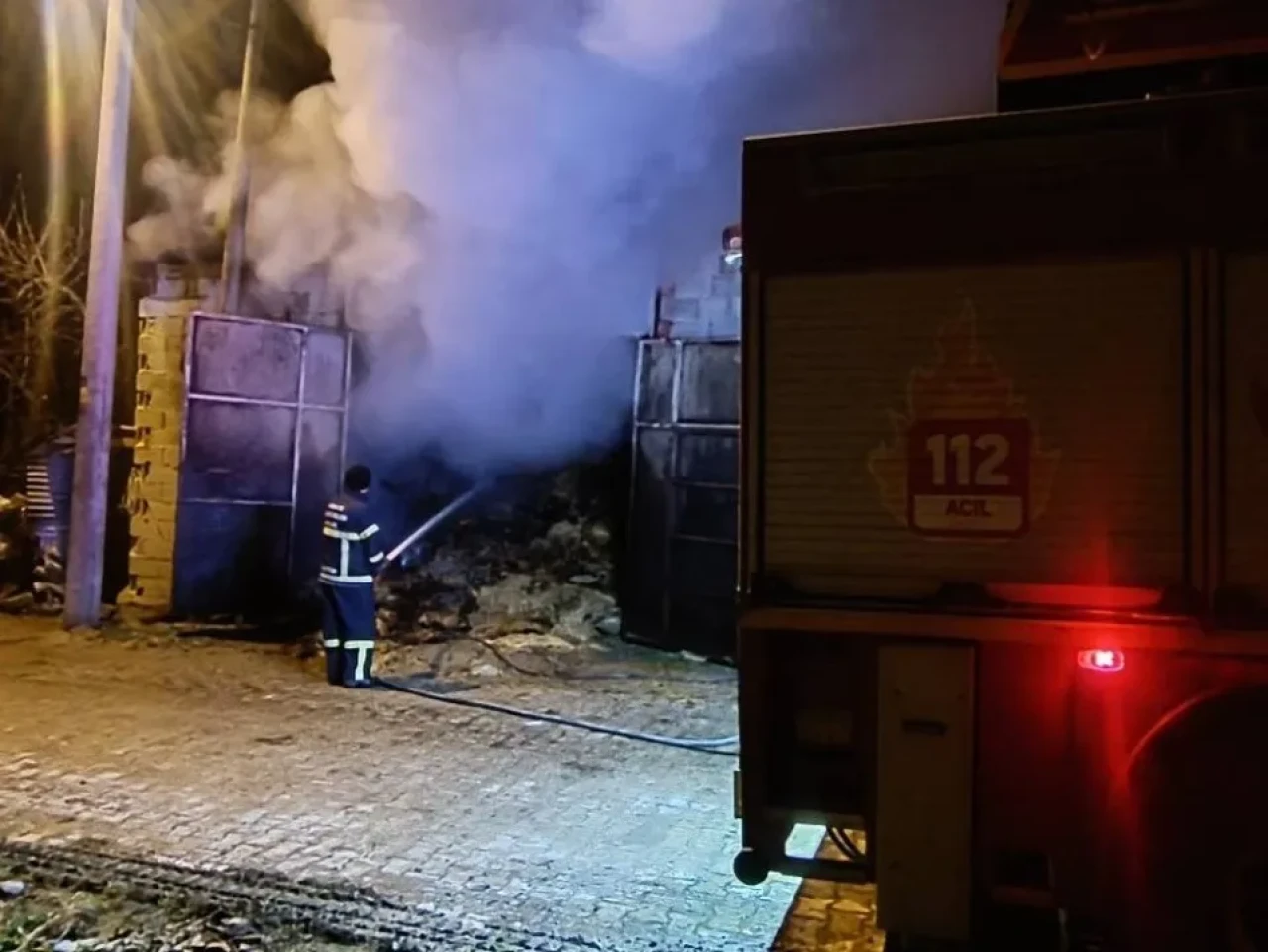 Uşak'ın Banaz ilçesinde samanlık yangınında 5 koyun telef oldu