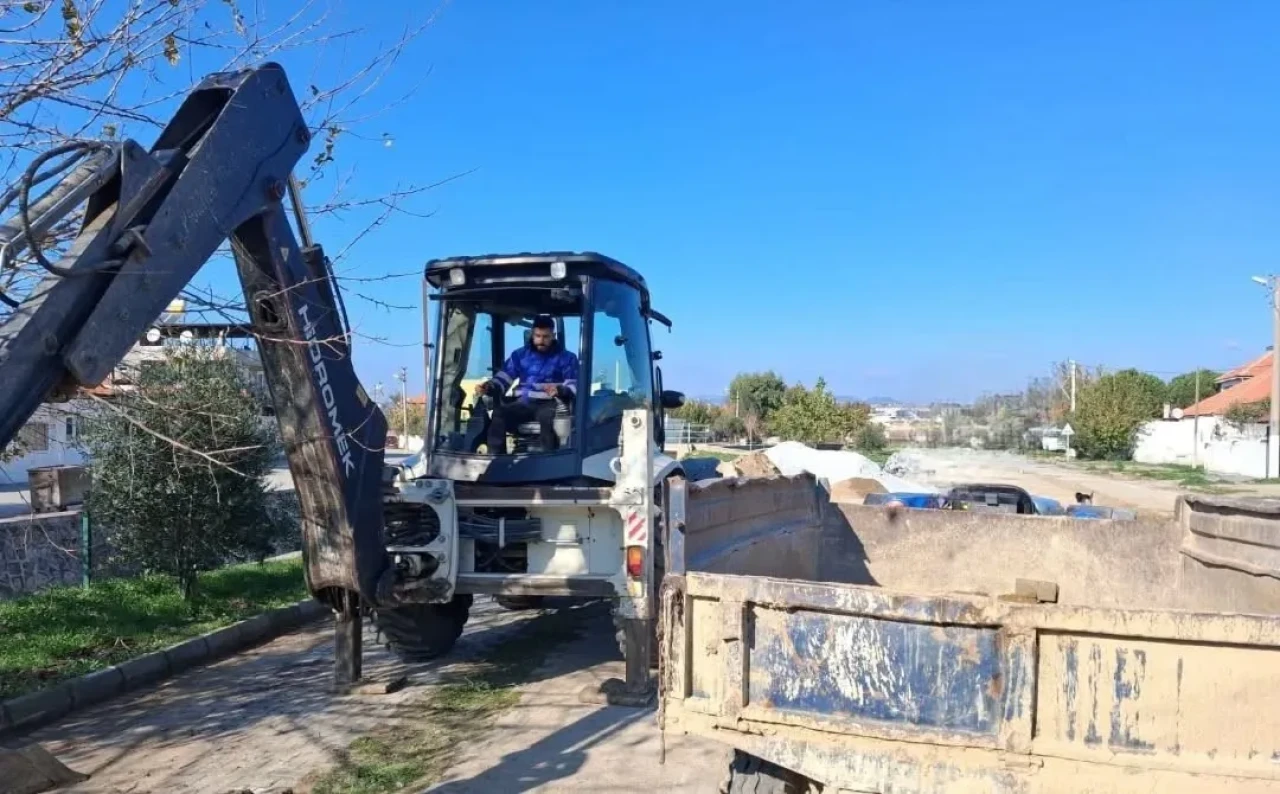Germencik'te belediye ekipleri mazgal temizliği yaptı