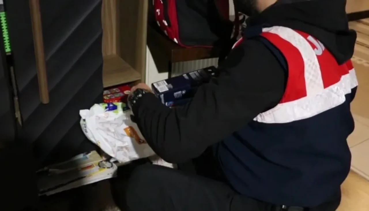 Mersin’de sosyal medya dolandırıcılarına jandarma operasyonuyla 5 şüpheli tutuklandı