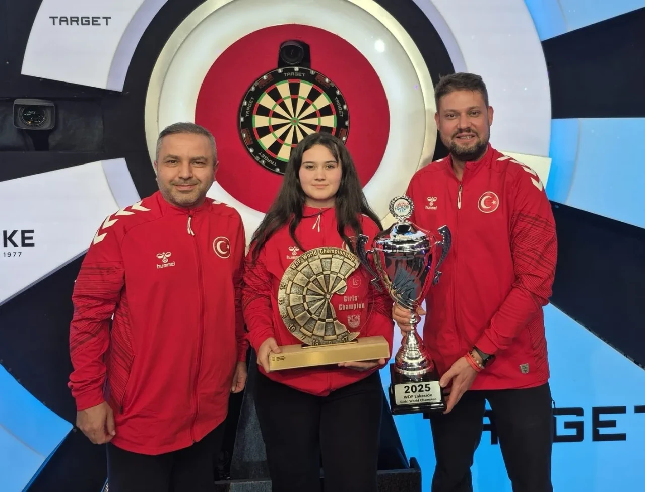 Denizlili Zehra Gemi Lakeside Dünya Dart Şampiyonası'nda dünya şampiyonu oldu