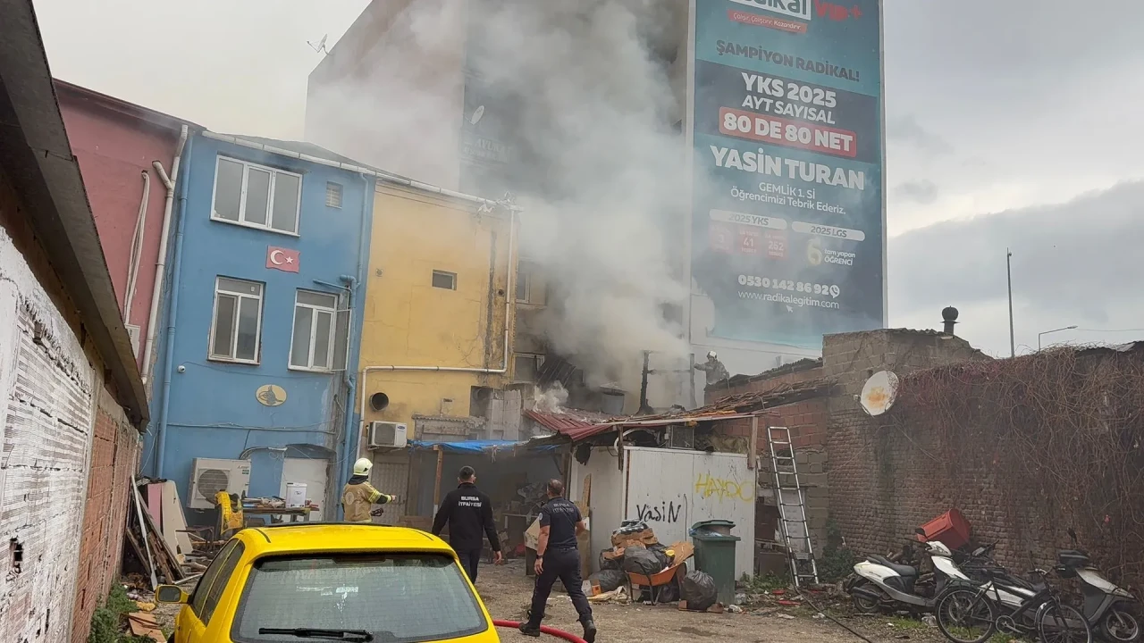 Bursa'nın Gemlik ilçesinde pide imalathanesinde yangın çıktı
