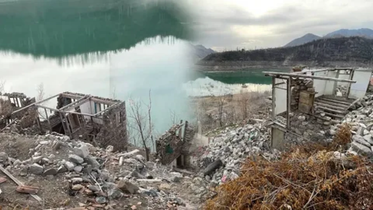 Yusufeli Barajı'nda suyun çekilmesiyle ortaya çıkan köyler duygusal anlar yaşatıyor