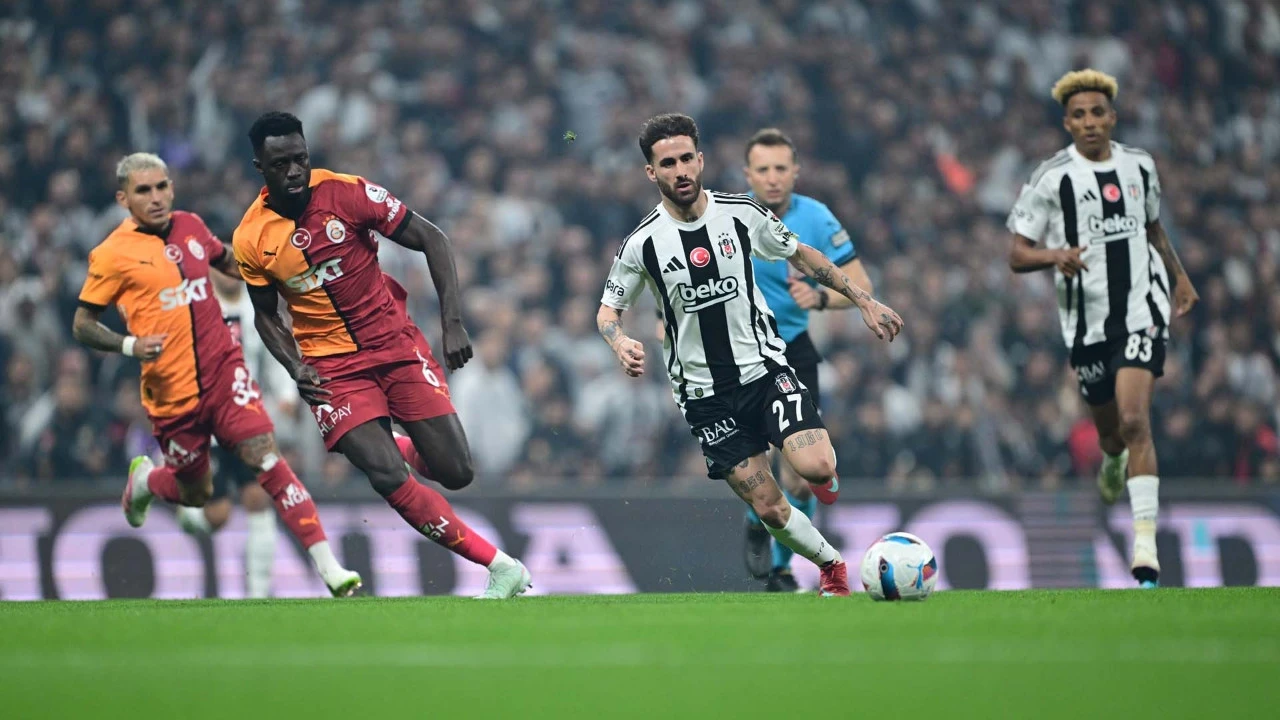 Beşiktaş-Galatasaray derbisinde gergin anlar: Barış Alper ve Masuaku arasındaki arbede saha asfaltında