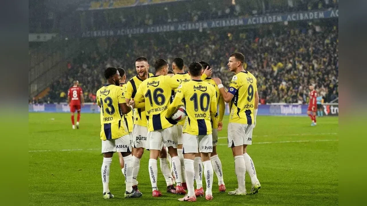 Fenerbahçe, Antalyaspor’u 3-0 yenerek zirveye yaklaşıyor: Galatasaray’la fark 4' e düştü