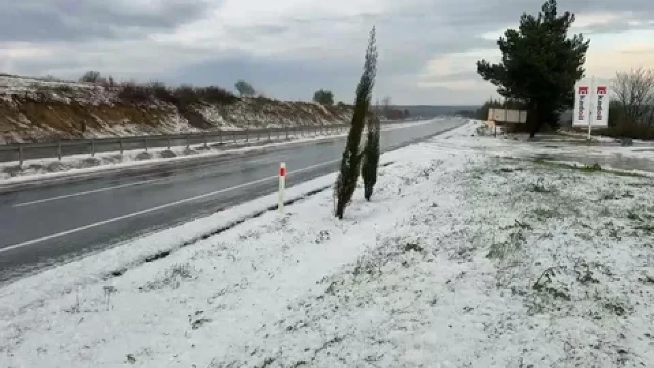Tekirdağ'da dolu yağışı, sürücülere zor anlar yaşattı
